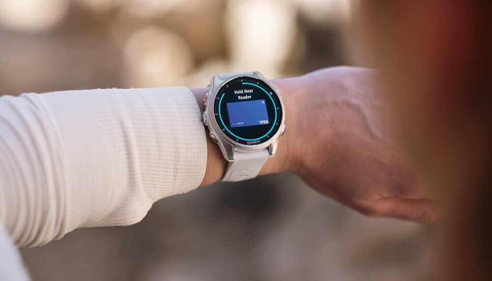 Hodinky Fenix 8 na dánské ruce